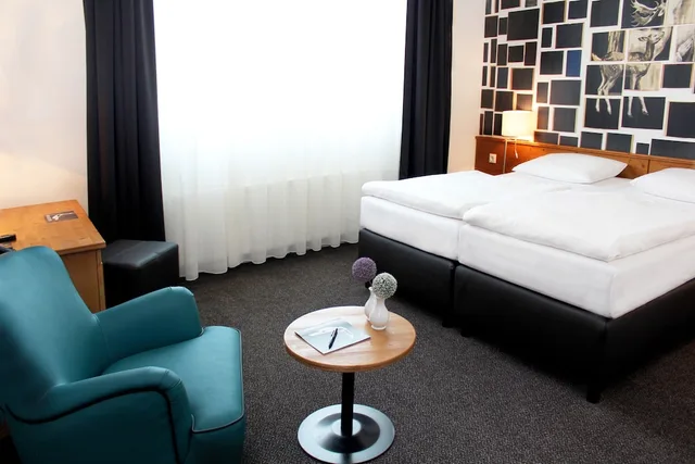 غرفة ثلاثية بسرير مزدوج وسرير فردي، Van Der Valk Hotel Hamburg-Wittenburg 2/4
