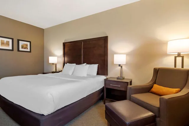 Room, King Bed, Accessible, Comfort Inn & Suites Macon, MO 3/5