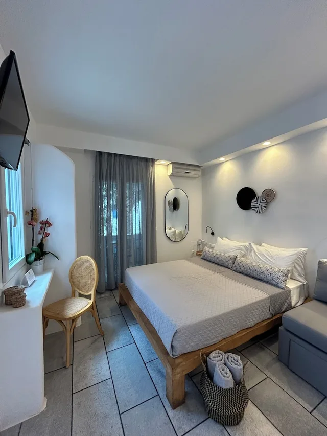 غرفة ديلوكس ثلاثية بسرير كوين بشرفة مع أريكة، Sea View Apartments and Studios 4/10