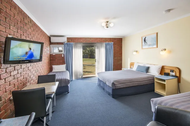 غرفة عائلية بسرير كوين وسريرين منفصلين، Torquay Tropicana Motel 3/5