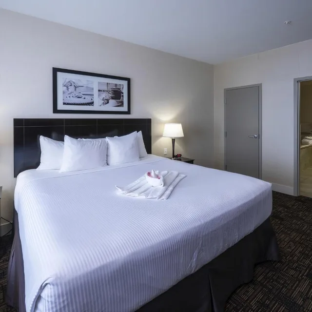 1 Bedroom, Premium, Suite, King Bed, Dining Area, Sofa، Radisson Hotel Edmonton Airport 1/9