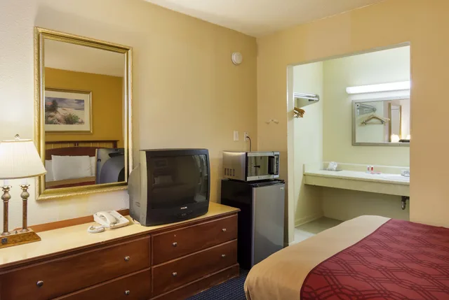 غرفة قياسية بسرير مزدوج، Econo Lodge Petersburg - Fort Lee 3/3