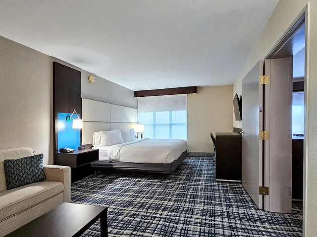 Suite, King Bed, Living and Dining Areas, Holliday Inn Belcamp Aberdeen Area Ex Wingate By Wyndham Aberdeen Edgewood 6/10