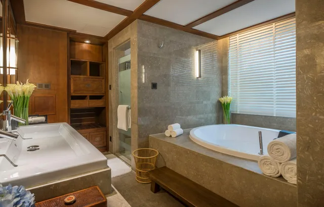 جناح بإطلالة على الحديقة بغرفة نوم واحدة مع دخول صالة النادي، INTERCONTINENTAL LIJIANG ANCIENT TOWN RESORT 4/4