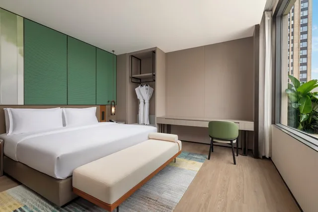 2 Bedrooms, Suite, 2 King Beds, Holiday Inn Mile By Ihg 1/1