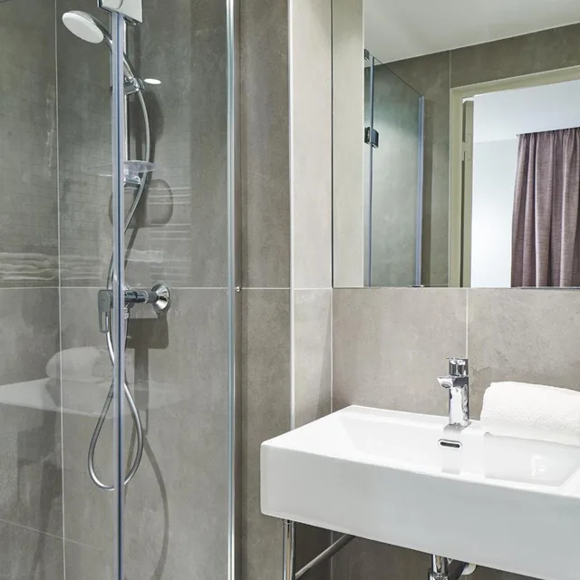 غرفة بريميوم بسرير كينج، Hotel Cervantes By Happyculture 3/3