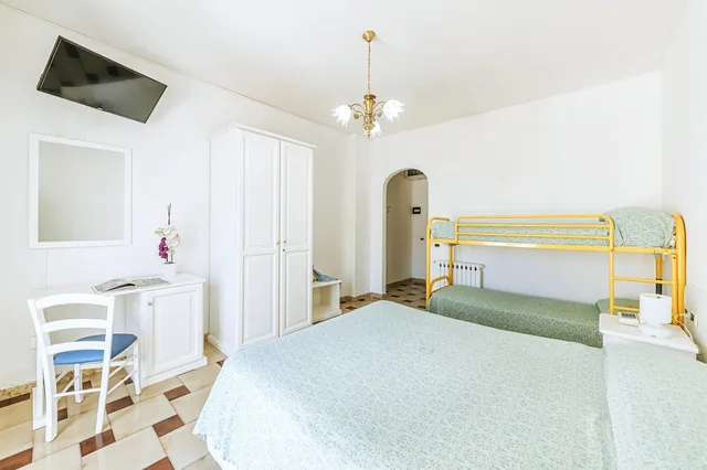 غرفة قياسية ثلاثية بثلاثة أسرّة، Hotel Galidon Terme Ischia Village 1/2