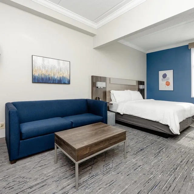 جناح بسرير كينج بغرفة نوم واحدة مع أريكة، Holiday Inn Express Charleston Ashley Phosphate 7/10
