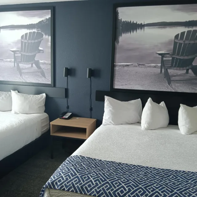 غرفة بسرير كينج وسريرين كوين، Super 8 By Wyndham St-Jerome 6/9