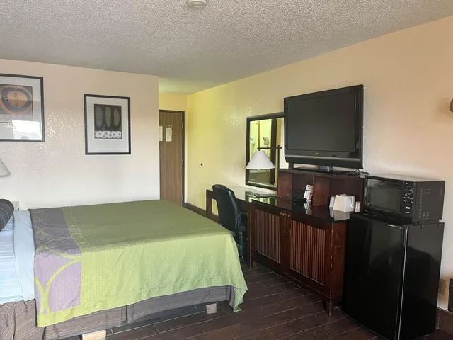1 King Bed - Mobil Access Tub Nsmk Micfridg، Motel6 Deming, NM 1/6