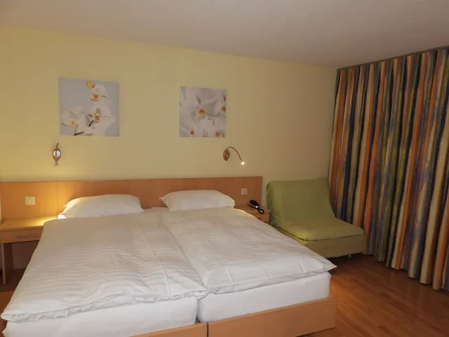 غرفة قياسية بسريرين منفصلين، Das Hotel Sherlock Holmes 1/6