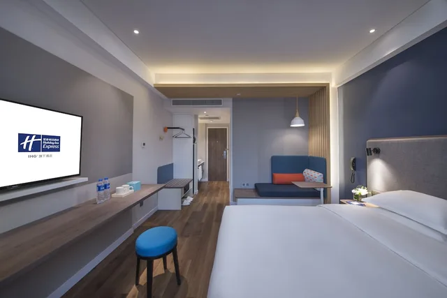 Standard, King Bed, Extra Floor Space, Holiday Inn Express XIAMEN LUSHAN 2/9