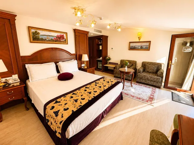 Deluxe, Suite, Queen Bed, Glk Premier Regency Suites And Spa 6/10