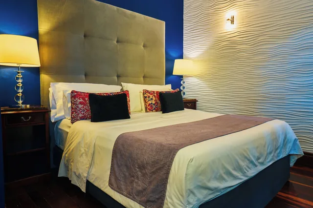 جناح بسرير كينج مع أريكة، Miravida Soho and Wine Bar 3/10