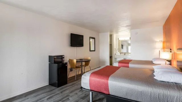 غرفة ديلوكس بسريرين مزدوجين بمطبخ صغير للمدخنين، Motel6 Portsmouth, VA 1/10