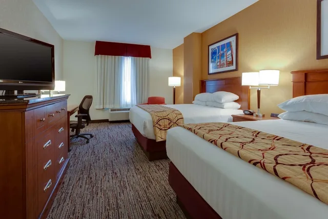 غرفة بسريرين كوين بحوض استحمام في طابق مرتفع لذوي الإعاقة، DRURY INN AND SUITES BATON ROUGE 2/5