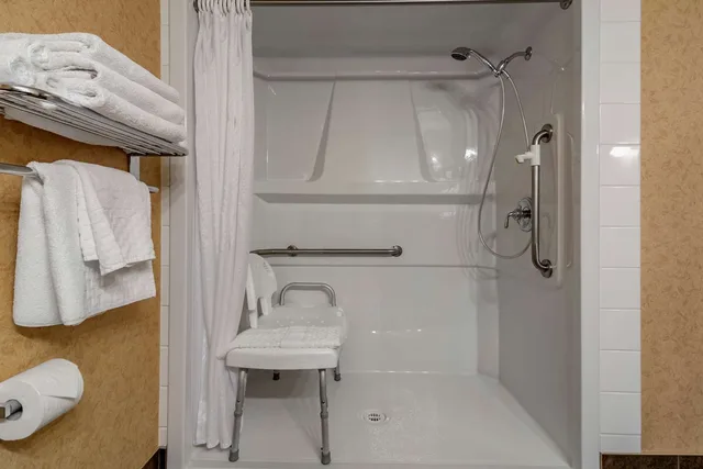 غرفة بسرير كينج مع أريكة لذوي الإعاقة، Best Western Sicamous Inn 3/3