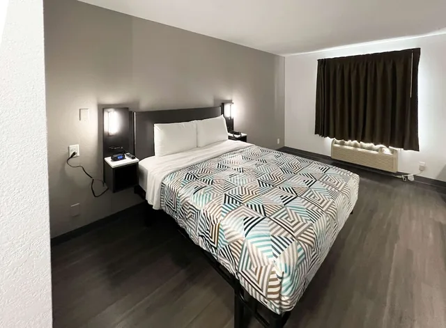 غرفة قياسية بسرير كوين بمطبخ صغير، Studio6 Altoona, IA - Des Moines East 4/10