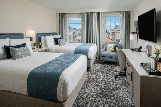 غرفة بسريرين مزدوجين بإطلالة على الفناء بشرفة، Four Points By Sheraton French Quarter 2/8