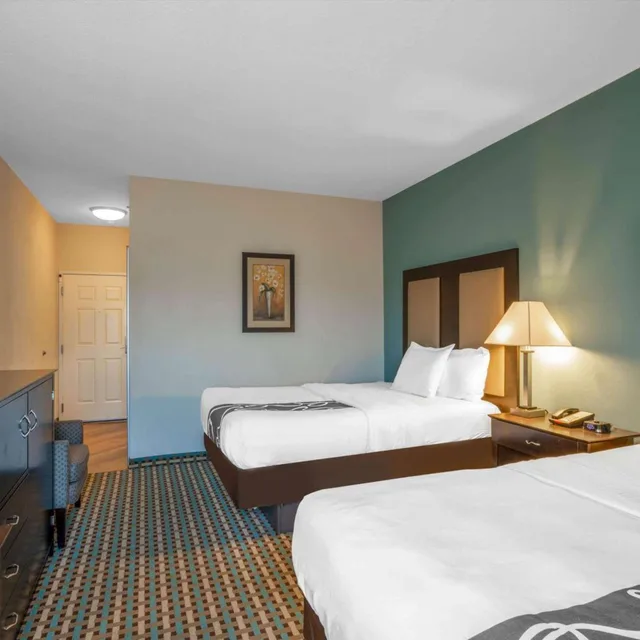 غرفة تنفيذية بسريرين كوين مع أريكة، La Quinta Inn & Suites by Wyndham Ely 2/10