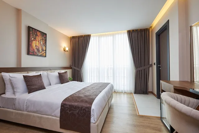غرفة ديلوكس بسرير كينج بشرفة، Operla Airport Hotels, Trademark Collection by Wyndham 3/5