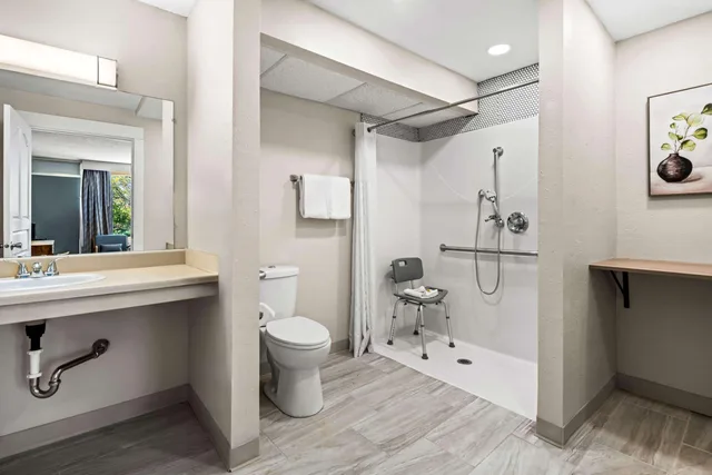 غرفة بسرير مزدوج، Days Inn by Wyndham Dubuque 4/4