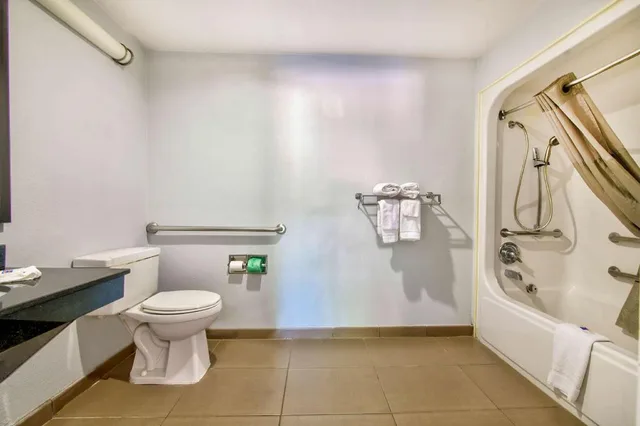 1 King Bed - Mob Acc Ri Shwr Ste Nsmk Micfridg، Motel6 Arlington, TX 1/1