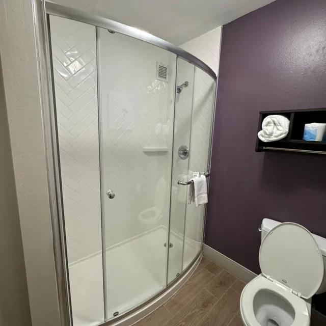 غرفة ديلوكس بسرير كينج، La Quinta Inn & Suites by Wyndham Cincinnati Airpt Florence 4/4