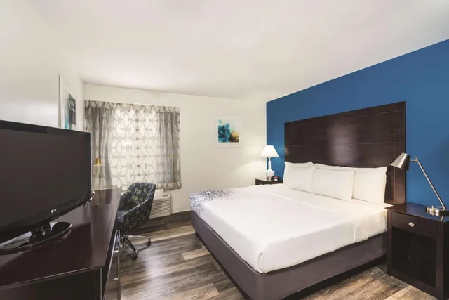 Room, King Bed, Bathtub, Accessible, La Quinta Inn & Suites by Wyndham Brooklyn Downtown 6/10