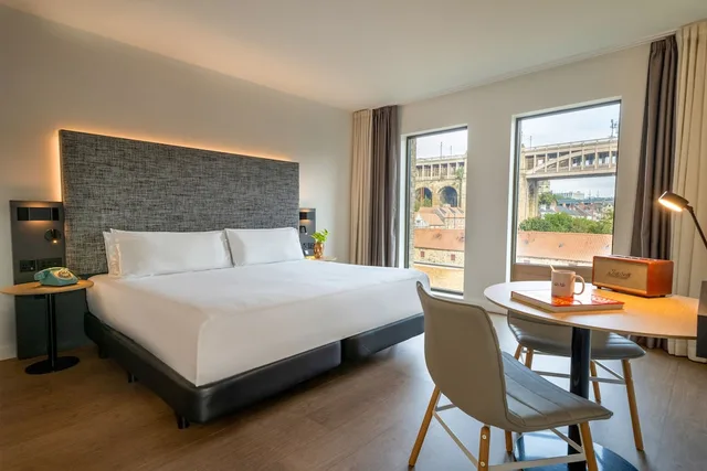 Town House, King Bed, Sofa، INNSIDE Newcastle 2/6