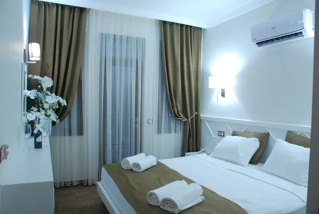 جناح عائلي بسرير كينج وسرير كوين بإطلالة على الحديقة بغرفتي نوم مع أريكة، Elegance Hotel Kemer 1/2