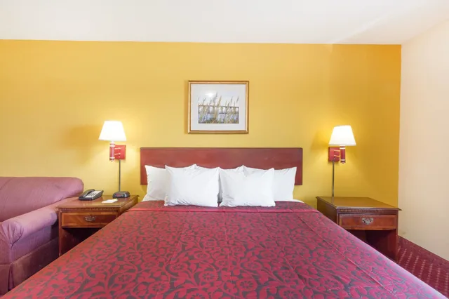 غرفة بسرير كينج للمدخنين، Days Inn By Wyndham Tappahannock 2/2