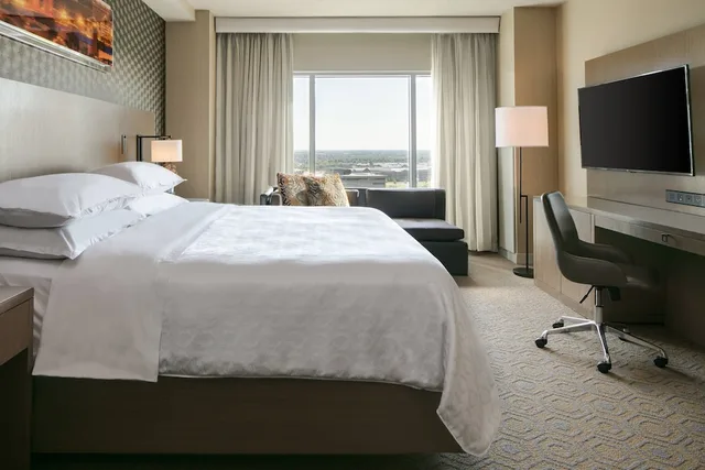 Club, King Bed, SHERATON OVERLAND PARK HOTEL AT THE CONVENTION CENTER 5/9