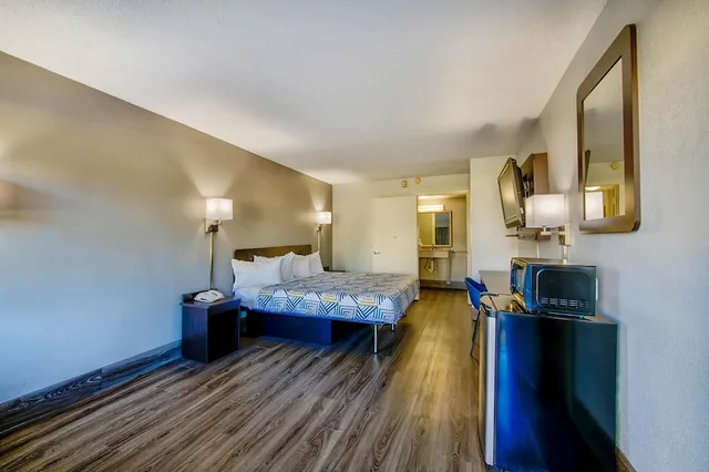 غرفة ديلوكس بسرير كينج للمدخنين، Red Roof Inn Birmingham - Highway 280 5/8