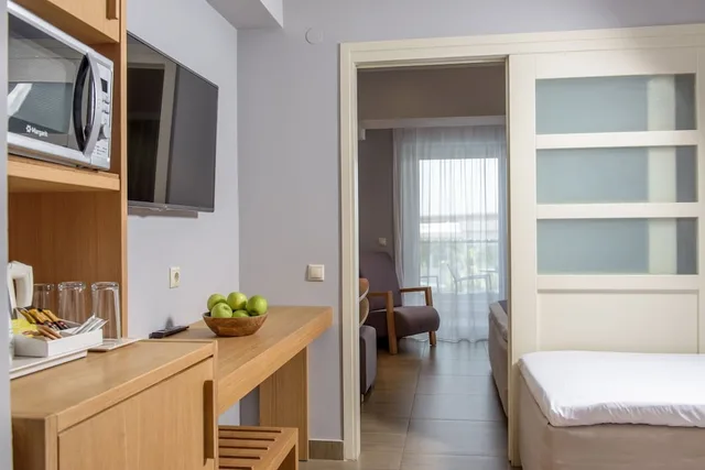 غرفة عائلية بسرير كينج وسريرين منفصلين بإطلالة على البحر، Lyttos Beach Hotel 7/7