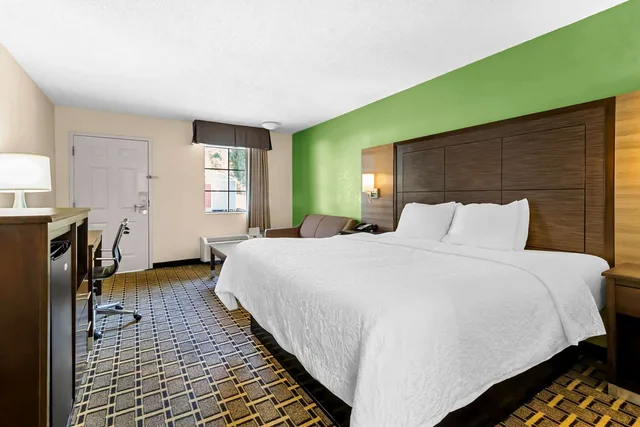 غرفة بسرير كينج، Econo Lodge Russellville, KY 3/4