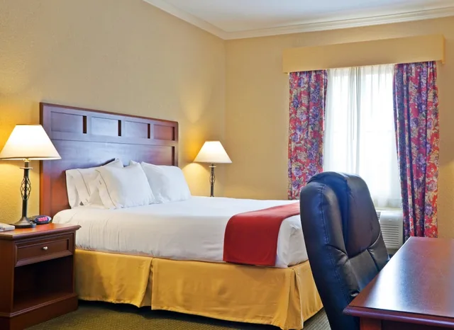 Standard, King Bed, Accessible, Holiday Inn Express Salado-Belton 3/4
