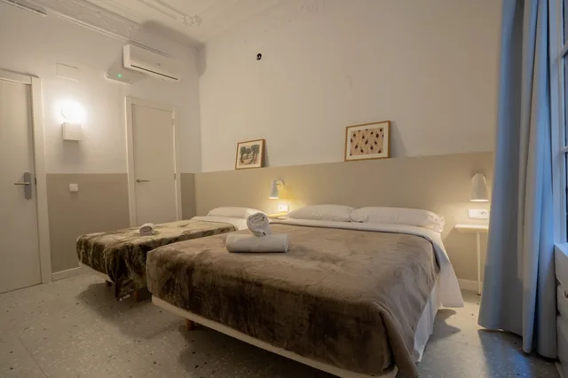 غرفة كومفورت ثلاثية بسرير مزدوج وسرير فردي، Hostal Hera 2/2