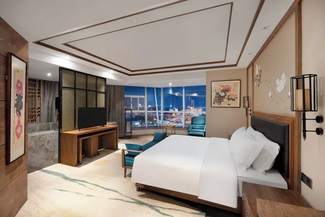 Superior, Suite, King Bed, City View, Grand Mercure Kunming South 2/3