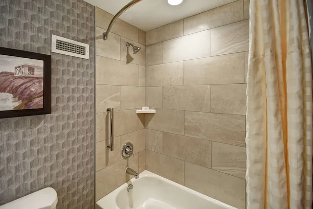 جناح بسريرين كوين، Embassy Suites Little Rock 2/3