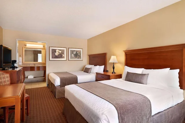 Room, 2 Queen Beds, Days Inn by Wyndham Culpeper 2/3
