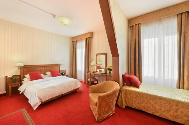 Standard, Triple, Single Bed, City View, GOLF HOTEL RENE CAPT 3/4
