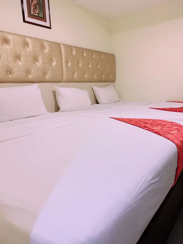 Family Suite, Queen and Twin Beds, No Window, Sandpiper Hotel 1/7