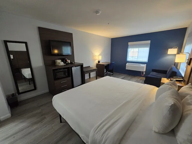 غرفة قياسية بسرير كينج مع أريكة، Quality Inn & Suites Tulare CA 6/10