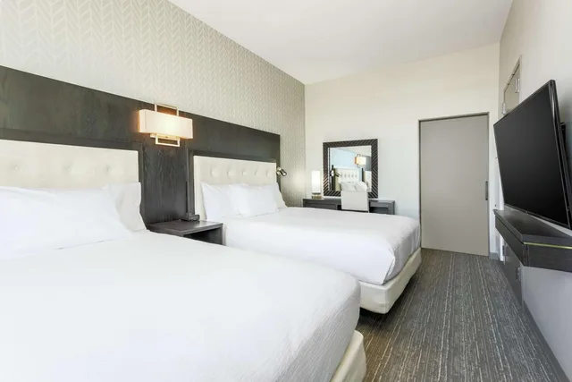 جناح بسريرين كوين بغرفتين مع أريكة، Embassy Suites by Hilton Syracuse Destiny USA 1/4