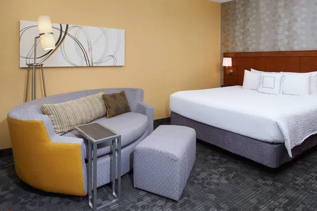غرفة بسرير كينج مع أريكة، Courtyard by Marriott Kansas City Overland Park/Metcalf, South of College Boulevard 2/8