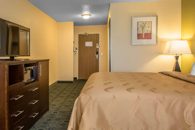 Room, King Bed, Smoking, Quality Inn & Suites Bloomington I-55 and I-74 1/6