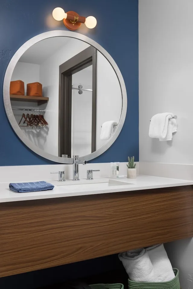 Lodge, Single, King Bed, Sioux Lodge Suites by Grand Targhee Resort 2/2