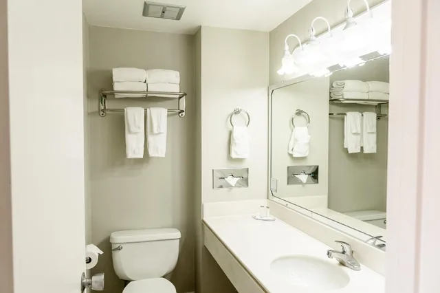 Room, King Bed, 2 Queen Beds, Travelodge By Wyndham Monterey Bay 9/10