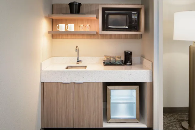 جناح بسريرين كوين مع سرير سحّاب إضافي مع أريكة لذوي الإعاقة، SpringHill Suites Dallas Downtown/West End 4/4